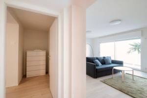 Posezení v ubytování La Palma 2 by Quokka 360 - spacious flat with lake view