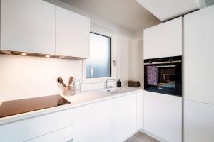 Kuchyň nebo kuchyňský kout v ubytování La Palma 2 by Quokka 360 - spacious flat with lake view