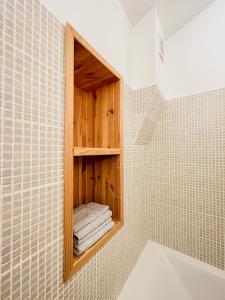 シャトールーにあるLe Clos des Aubrysのバスルーム(タオル棚、シャワー付)