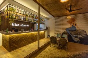 um restaurante com um bar com mesa e cadeiras em The Shore beach resort Palolem em Canacona