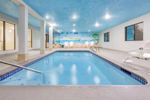 een groot zwembad in een huis bij Super 8 by Wyndham League City Kemah Area in League City