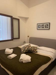 una camera da letto con un grande letto con asciugamani di Bed & Breakfast Plebiscito Home a Napoli