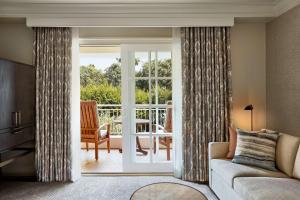 sala de estar con sofá y puerta corredera de cristal en Park Hyatt Aviara, en Carlsbad