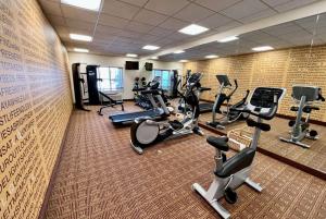 un gimnasio con varias cintas de correr y máquinas cardiovasculares en La Quinta by Wyndham Bannockburn-Deerfield, en Bannockburn