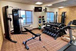 uma sala de fitness com um ginásio com máquinas de andar em La Quinta by Wyndham Bannockburn-Deerfield em Bannockburn