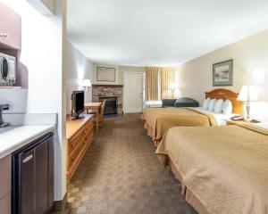 pokój hotelowy z 2 łóżkami i telewizorem w obiekcie Quality Inn & Suites at Dollywood Lane w mieście Pigeon Forge