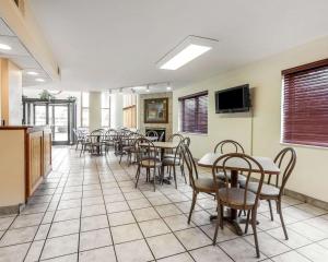 comedor con mesas y sillas y TV en Quality Inn & Suites at Dollywood Lane, en Pigeon Forge