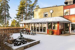 un bâtiment avec une fontaine devant lui dans l'établissement Hotel Malmkoping; Sure Hotel Collection by Best Western, à Malmköping
