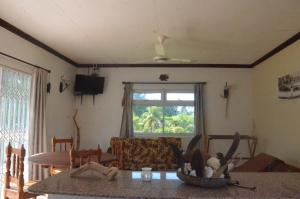 een woonkamer met een bank en een tafel bij Butterfly Villas in Grand'Anse Praslin