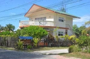 een huis met een hek ervoor bij Butterfly Villas in Grand'Anse Praslin