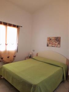 モンテ・ナイにあるNuova Valmar Ginepri "Stella"のベッドルーム(緑のベッド1台、窓付)