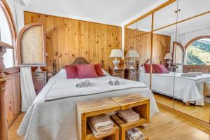 sypialnia z dużym łóżkiem i lustrem w obiekcie Casa temática Andaluza con vistas al valle - El Mirador de Benahavis w mieście Benahavís +31 zdjęć