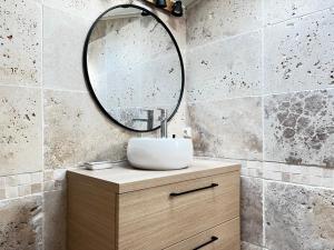 een badkamer met een wastafel en een spiegel bij Chez Lise in Montpellier +44 foto's