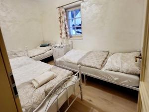 2 camas en una habitación con ventana en Apartmán provence Bystrá Chopok 2 en Bystrá