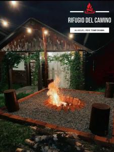 een vuurplaats voor een gebouw 's nachts bij Rifugio del Camino - Chalé Completo in Gramado
