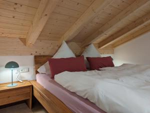 een slaapkamer met 2 bedden op een zolder bij ApartSchön in Schwangau