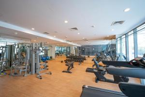 Fitness centrum a/nebo fitness zařízení v ubytování Spacious & Bright Brand New 2BR in JVC