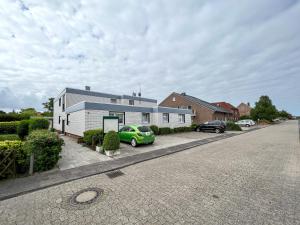 a green car parked in front of a house at Haus Spökenkieker in Borkum