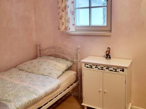 Habitación pequeña con cama y ventana en Apartmán provence Bystrá Chopok 2, en Bystrá