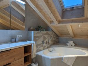 Koupelna v ubytování ApartSchön + 37 fotografií