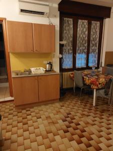 uma cozinha com uma mesa e uma bancada em Flat in Milan 3 em Milão