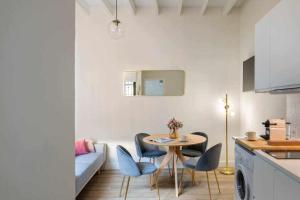 Kuchyň nebo kuchyňský kout v ubytování MonKeys Apartments San Román Deluxe