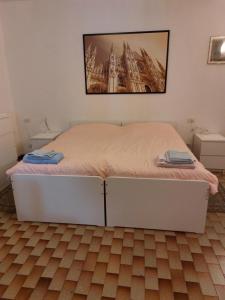 ミラノにあるFlat in Milan 3の壁に絵が描かれた部屋のベッド1台