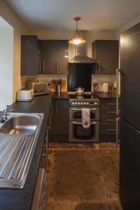 Dapur atau dapur kecil di Castle Cottage, a self-catering cottage full of character.