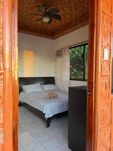 מיטה או מיטות בחדר ב-Virly’z Top View Resort