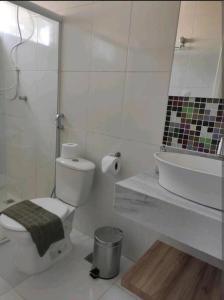 ein weißes Bad mit einem WC und einem Waschbecken in der Unterkunft Flat 106 próximo a orla in Aracaju