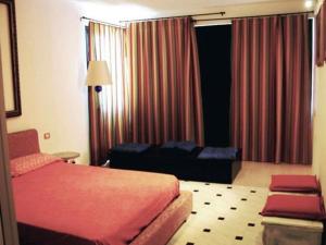 モンテパオーネにあるCubicula B&Bのベッドとソファ付きのホテルルーム