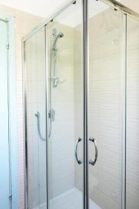 een glazen douche met een glazen deur in de badkamer bij N122 - Numana, villa singola con giardino e vista mare in Numana
