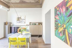 Una cocina o zona de cocina en Indipendenza, Bologna by Short Holidays
