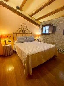 1 dormitorio con 1 cama grande en una habitación en CAMPALANS Hotel Rural Bungalows Mobilhomes, en Borredá
