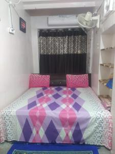 普什卡的住宿－Savitri Palace，卧室配有紫色和粉红色的床。
