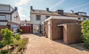 a brick yard in front of a house at Huis Kleur in Grubbenvorst