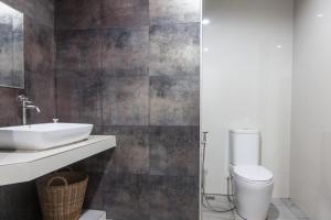 bagno con servizi igienici e lavandino di Deep Dream Chalet a Hinkong