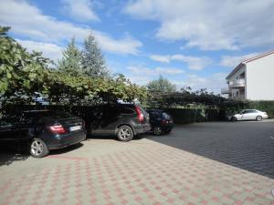 eine Gruppe von Autos, die auf einem Parkplatz geparkt sind in der Unterkunft Apartments Ivo in Porat