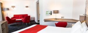 Posezení v ubytování Holiday Inn Calais Coquelles by IHG