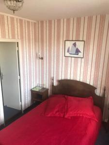 Een bed of bedden in een kamer bij Auberge Du Camfrout