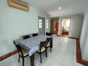 a dining room with a table and chairs at Kuching City 3Bedrooms Apartment in Kuching +7 photos