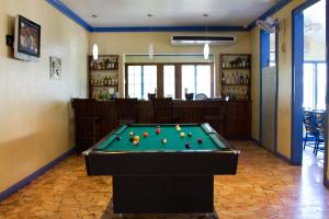 una mesa de billar con bolas encima en una habitación en Toby's Resort, en Montego Bay