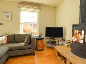 ウィットビーにあるHarebellのソファと暖炉のあるリビングルーム