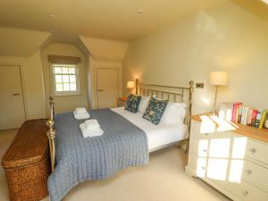 ウィットビーにあるHarebellのベッドルーム1室(ベッド1台、窓のあるデスク付)