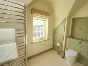 ウィットビーにあるHarebellのトイレと窓のあるバスルーム +38枚の写真