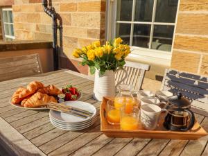 ウィットビーにあるHarebellのテーブル(オレンジジュースとクロワッサンのトレイ付)