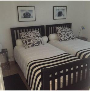 two beds sitting next to each other in a bedroom at Marina Aigues Mortes 75m2 in Aigues-Mortes