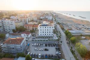 una vista aerea di una città con un parcheggio di Hotel Albatros a Rimini