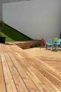 un groupe de chaises et de tables sur une terrasse en bois dans l'établissement Penthouse Wohnung in 1A City-Lage in Bamberg, à Bamberg