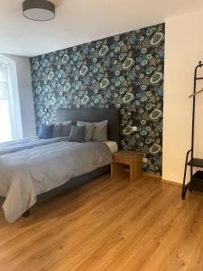 Un dormitorio con una cama y una pared con placas. en Penthouse Wohnung in 1A City-Lage in Bamberg en Bamberg